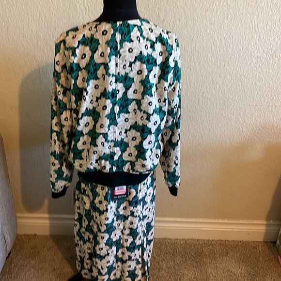 Chic Athletic skirt suit - Picture 4 of 4